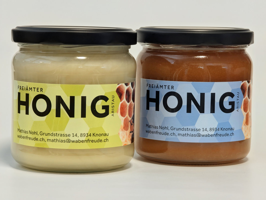 Honiggläser auf einer Holzpalette